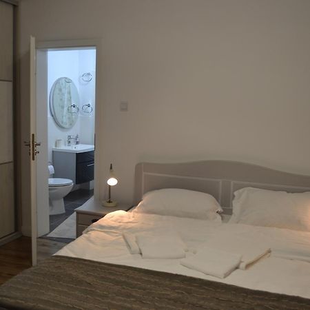 Апартаменты Victoria Plaza Two Bdr Apt Бухарест Экстерьер фото