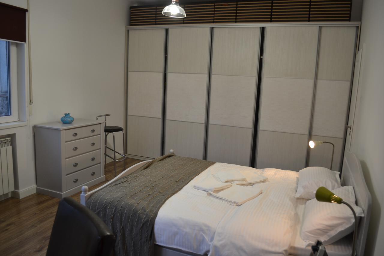 Апартаменты Victoria Plaza Two Bdr Apt Бухарест Экстерьер фото