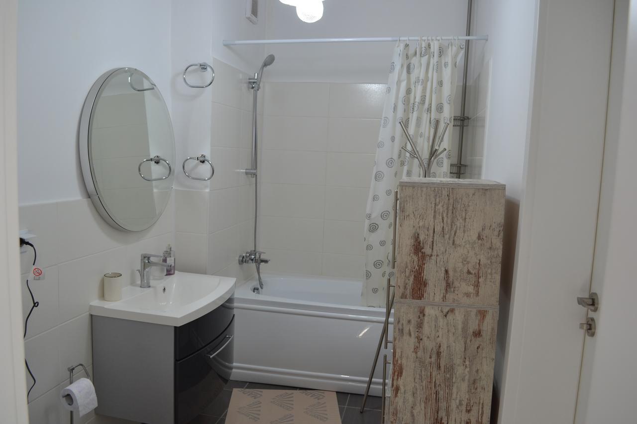 Апартаменты Victoria Plaza Two Bdr Apt Бухарест Экстерьер фото